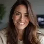 Foto de cliente carla feliz com a experiência do serviço IPTV Portugal"